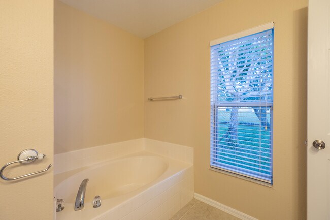 Building Photo - 1100 W 13th Square