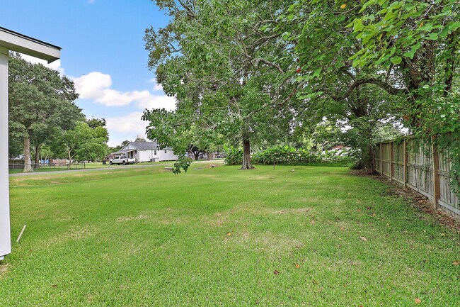 Building Photo - 412 Stowell St