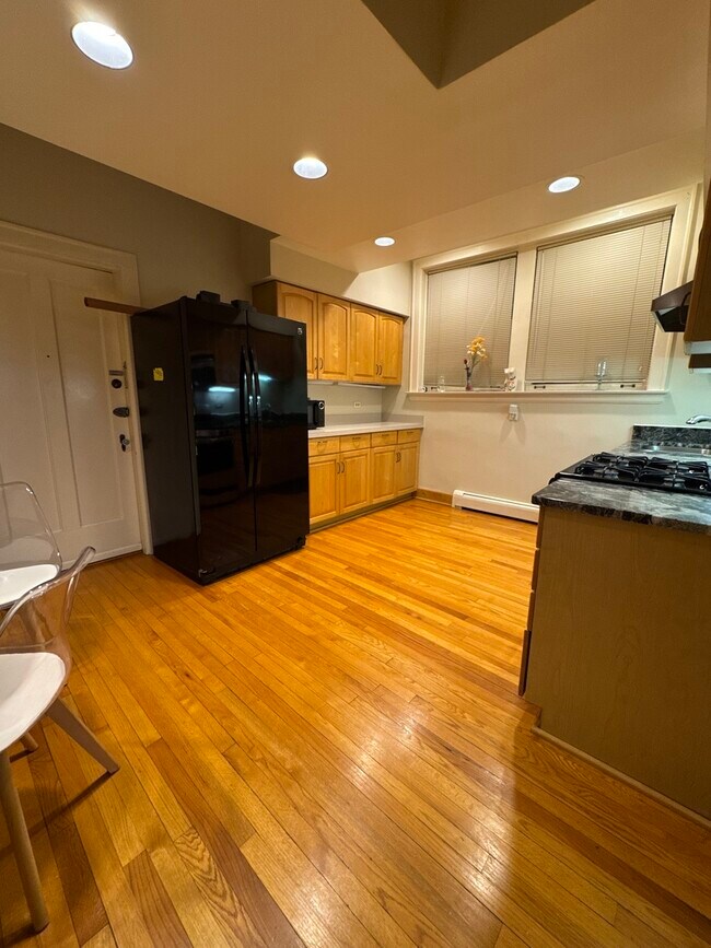 Building Photo - 7450 N Claremont Ave