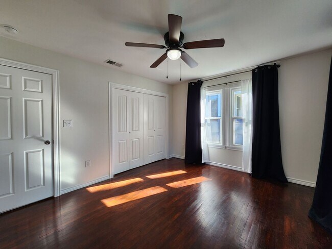 Building Photo - Craftsman Style House  Close to Downtown New Braunfels / Fridge Included/ No Carpet / Large Backy...