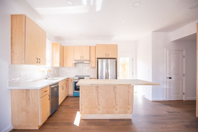 Building Photo - One Month Free ***Available NOW-  3 Bedroo...