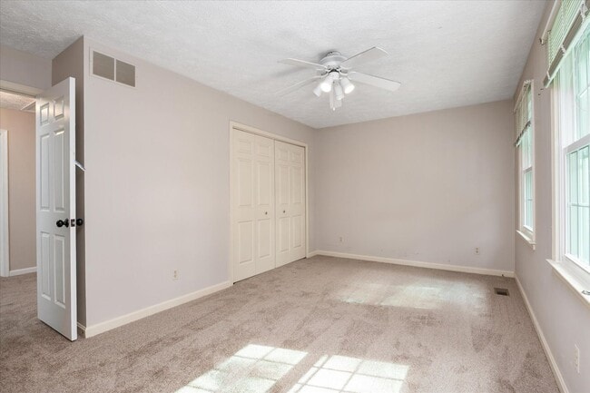 Building Photo - Charming Colonial in Elmhurst Station