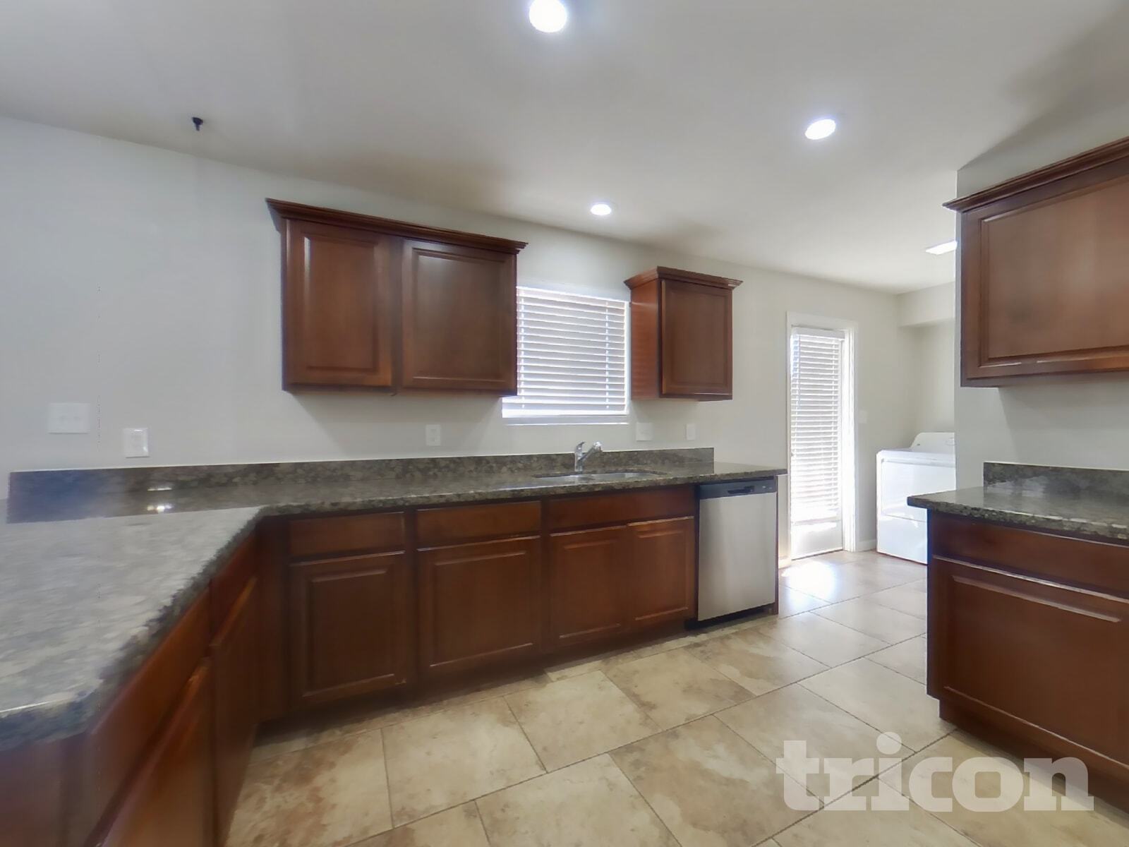 Building Photo - 9215 N 39th Dr