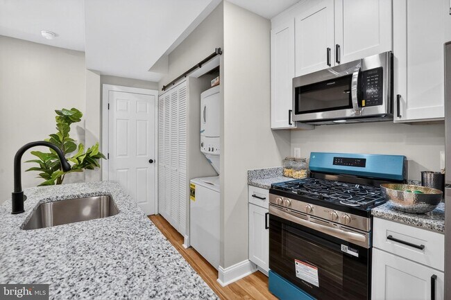 Building Photo - 212 36th St NE