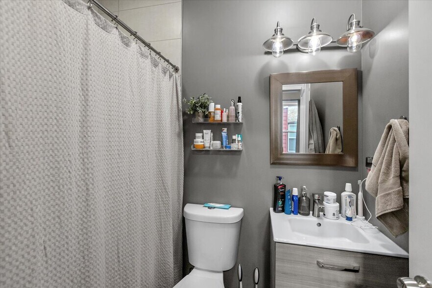 Building Photo - 2418 W Medill Ave