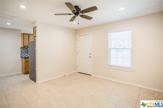 Building Photo - 1231 N LBJ Dr