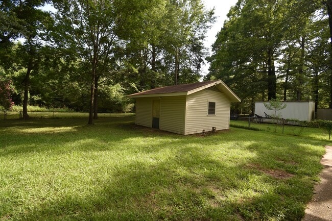 Building Photo - 3 Bedroom with Fenced in Backyard and Shop!