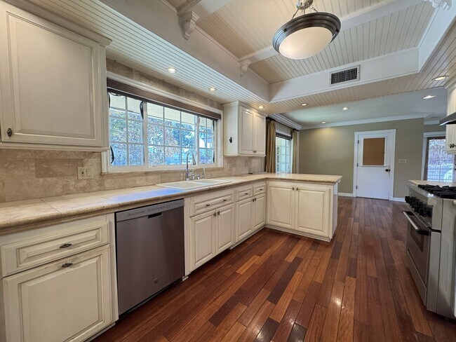 Building Photo - 1232 Longview Dr