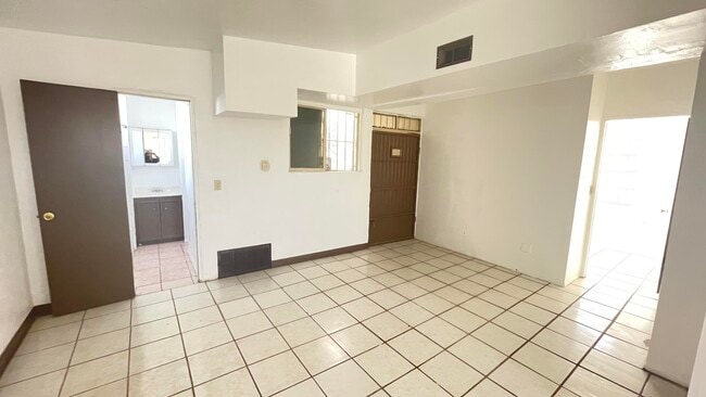 Building Photo - 605 Meadow Rd