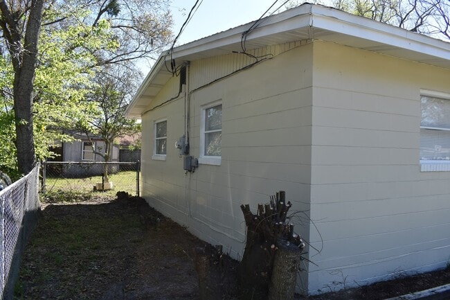 Building Photo - 4735 Redstone Dr