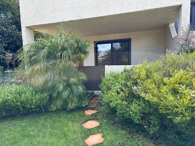 Building Photo - 815 Mirada Dr