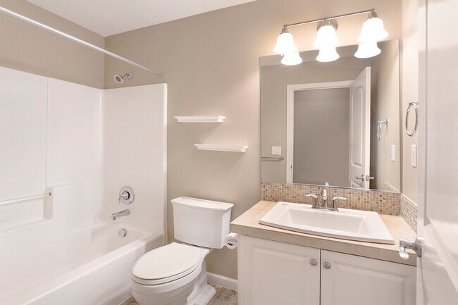 Building Photo - 3 Bedroom 2.5 Bathroom Townhome in the Hea...