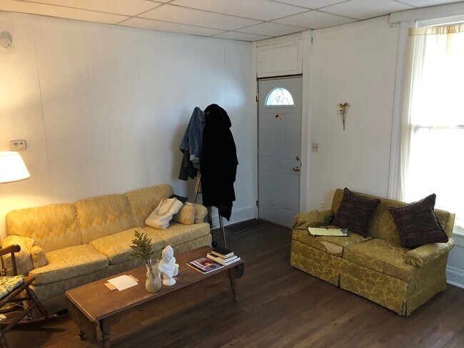 Building Photo - 1 bedroom, 1 bath duplex: Available August 2026!