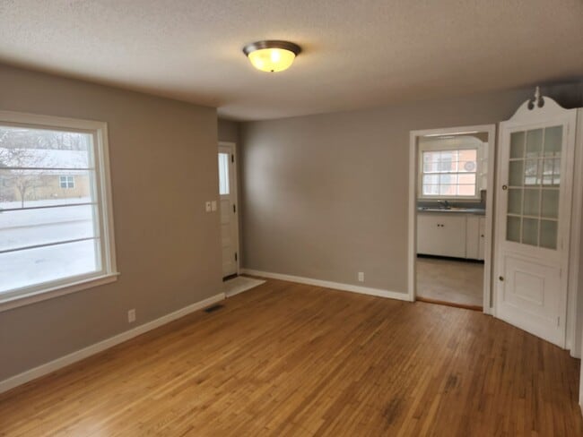 Building Photo - 4 bed 1 bath single family house.