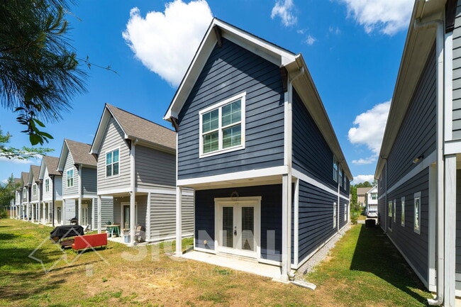 Building Photo - 215 Creek Run Way