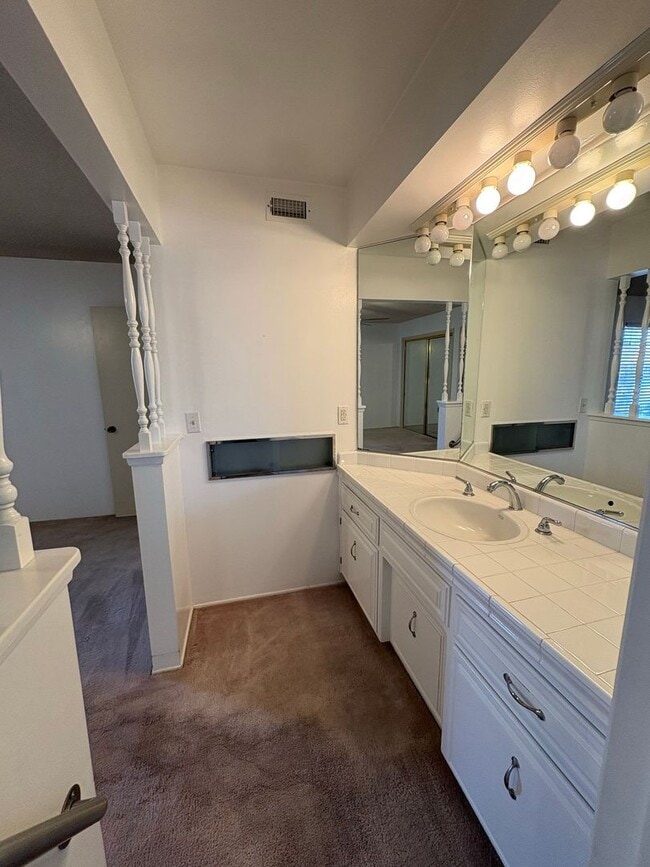 Building Photo - 2-Bed, 2-Bath Condo in Bakersfield | Garag...