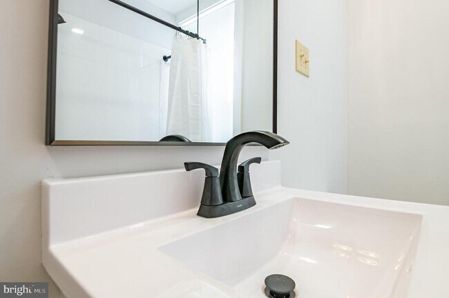 Building Photo - 910 E Bellevue Ave