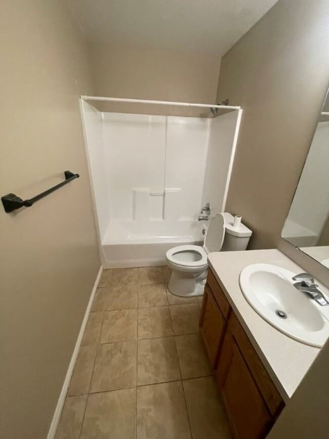 Building Photo - Your New Chapter Starts Here – 5 Bed, 2 Bath Syracuse Home + 2 Weeks Free!