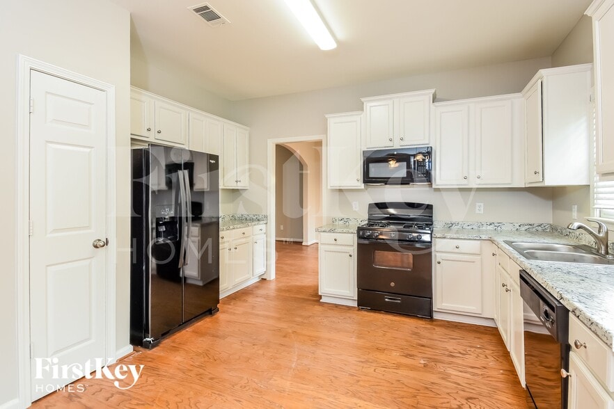 Building Photo - 506 Millside Tr