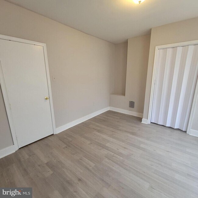 Building Photo - 5426 Regent St