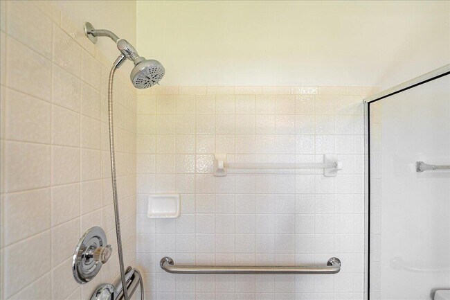 Building Photo - 2175 SE Heathwood Cir