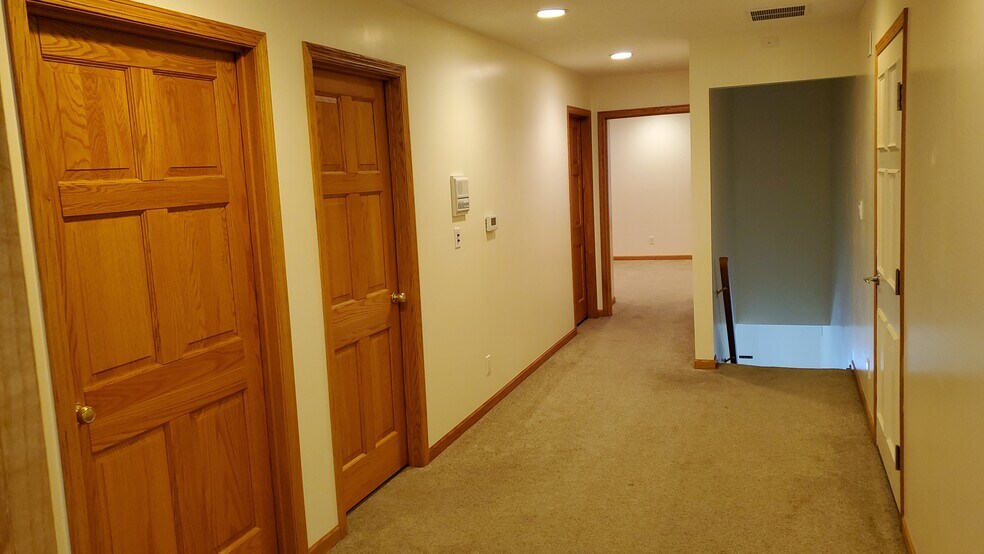 3rd floor hallway looking to rear - 808 Main St