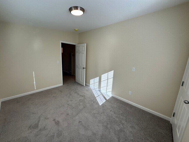 Building Photo - Beautiful Remodeled 2 bed, 1 Bath Back Lot Unit