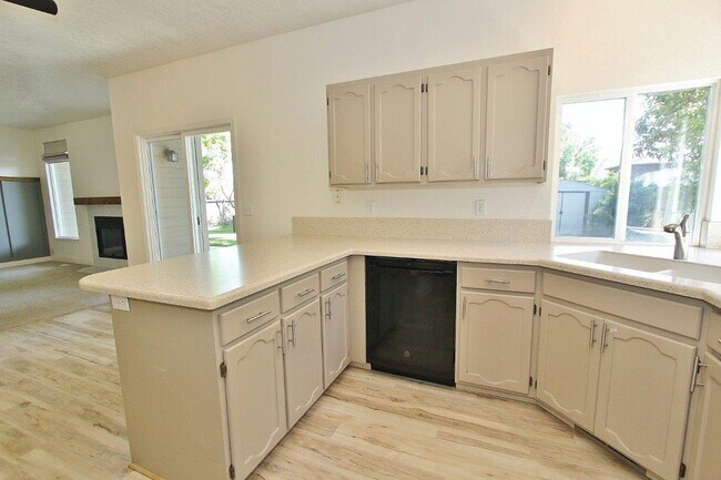Building Photo - Immaculate Single-Level Home