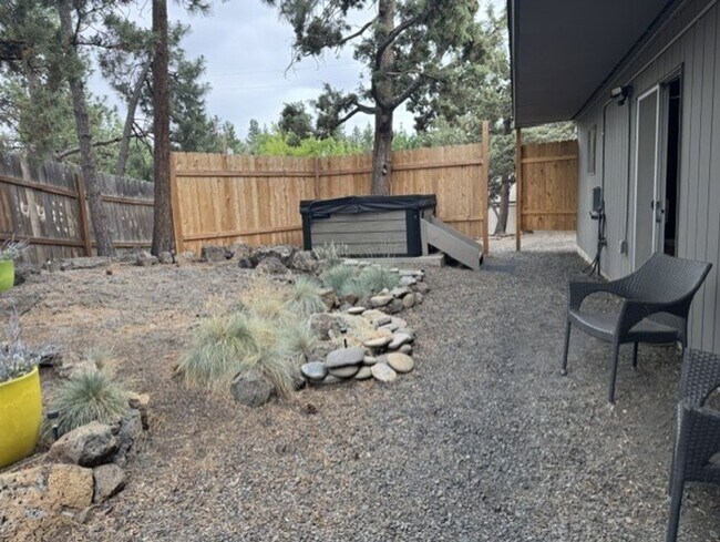 Building Photo - Fantastic location just steps from the Deschutes River and 1st St Rapids Park
