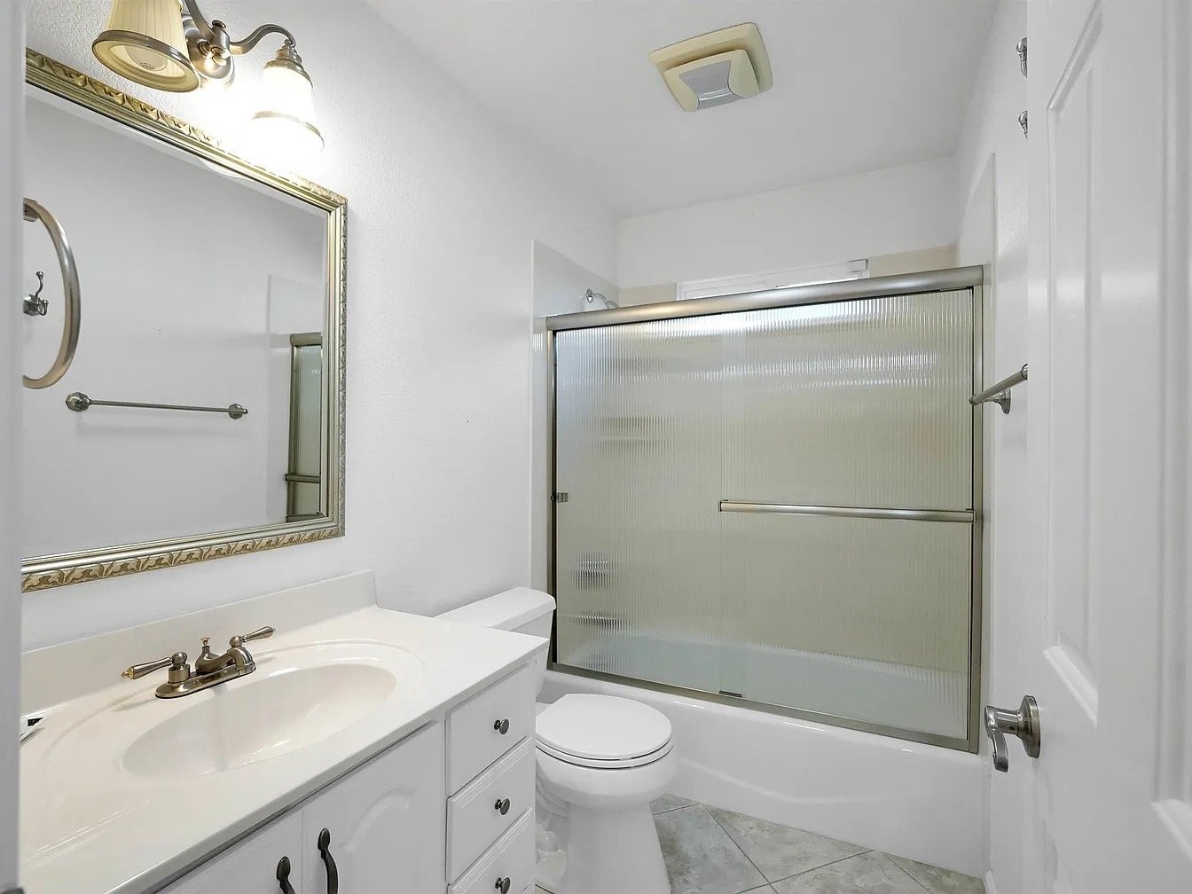 Building Photo - 1085 Chippewa Oak Dr NE