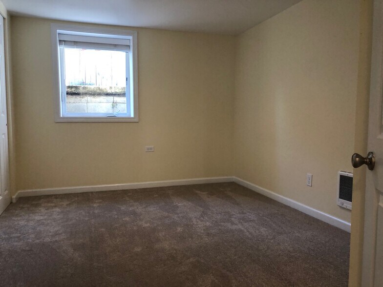 Big windows in every bedroom - 5409 Beacon Avenue South