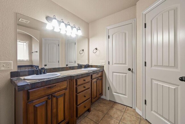 Building Photo - 1809 SW Sequoia St