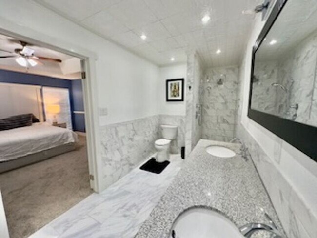 Building Photo - Fully renovated executive home