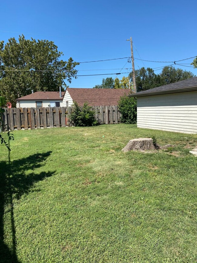 Building Photo - 3 Bedroom, 1 bathroom with Double Detached...