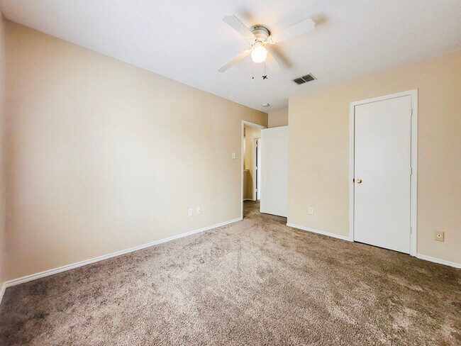 Building Photo - Huge home features 4 bedrooms & 2.5 baths for Rent!