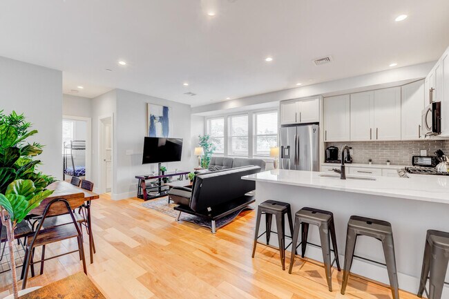 Building Photo - 1011 Bennington St