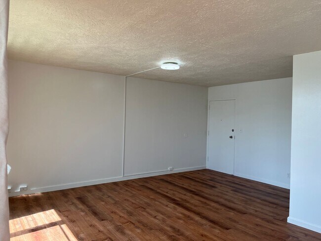 Building Photo - Nahoa Apartments - 2 bedrooms, 1 bath unit...