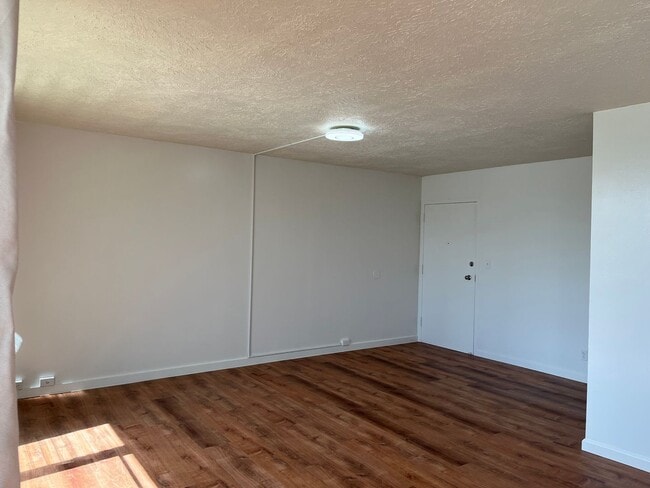 Building Photo - Nahoa Apartments - 2 bedrooms, 1 bath unit w/ 1 parking stall - Avail now!