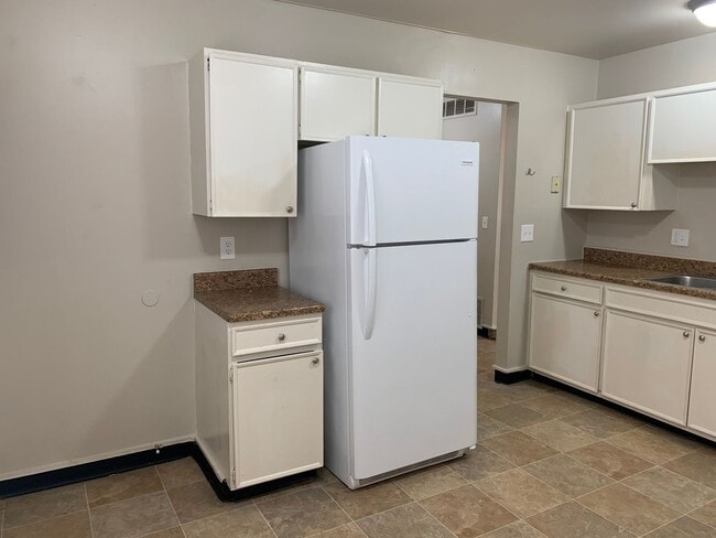 Building Photo - 3 Bed 1.5 Bathroom Townhouse