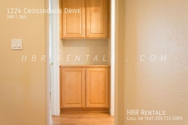 Building Photo - 1224 Crossroads Dr