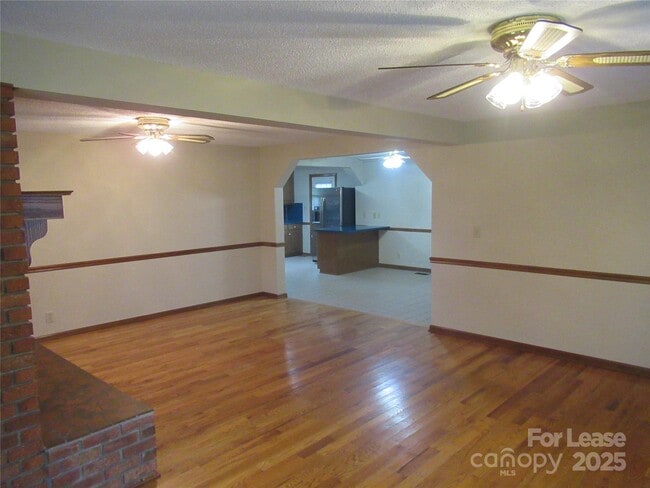 Building Photo - 106 E Klutz St