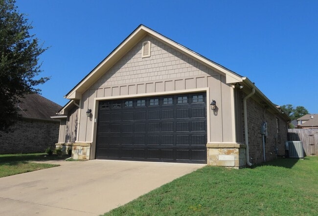 Building Photo - Beautiful 3 Bedroom, 2 Bath Home in South ...