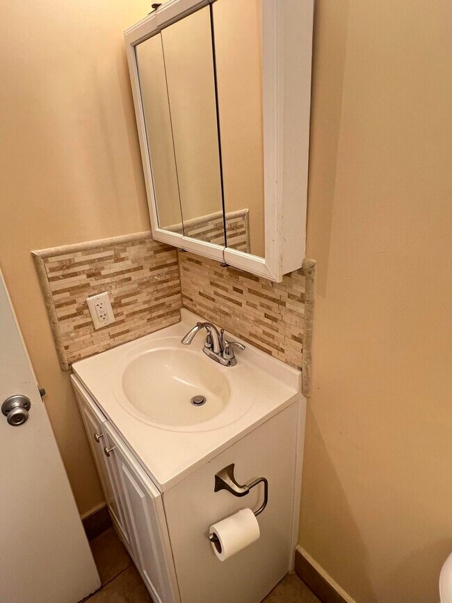 Building Photo - 133 Salisbury E