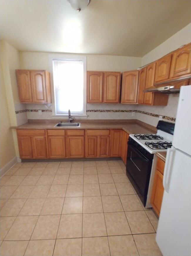 Building Photo - Modern & Comfortable Lawncrest home-North ...