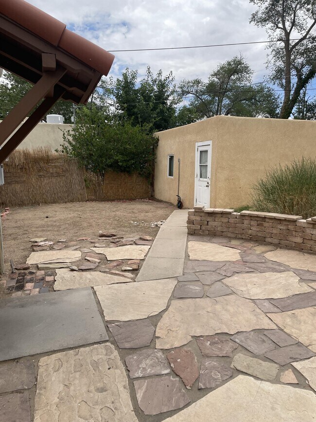 Building Photo - 437 Maple St NE