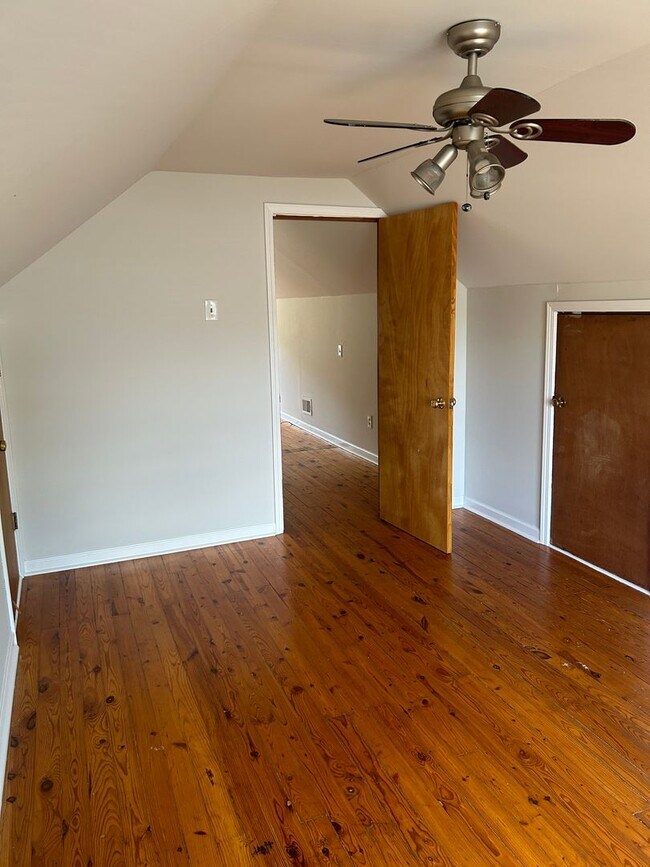 Building Photo - AVAILABLE MID-JUNE!