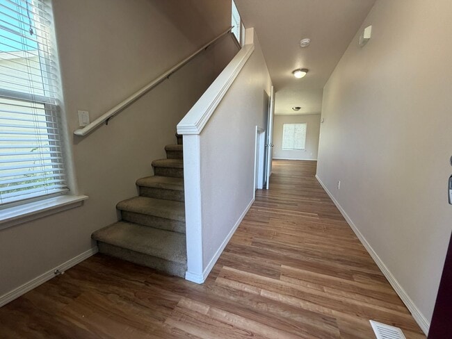 Building Photo - 3 Bedroom 2.5 Bath Two Story Duplex