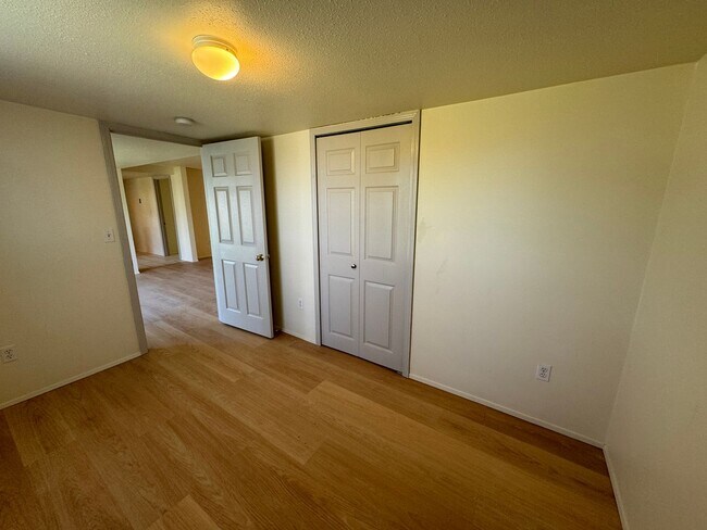 Building Photo - 1048/A/