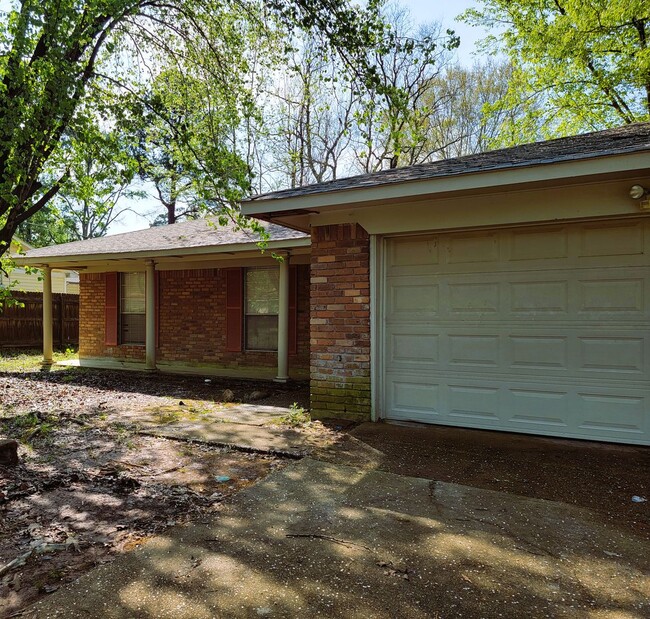 Building Photo - 3 bedroom 2 bathroom