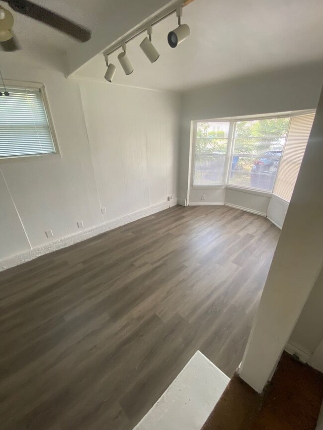 Building Photo - 3 Bedroom 1 Bath House Near Westmoreland R...